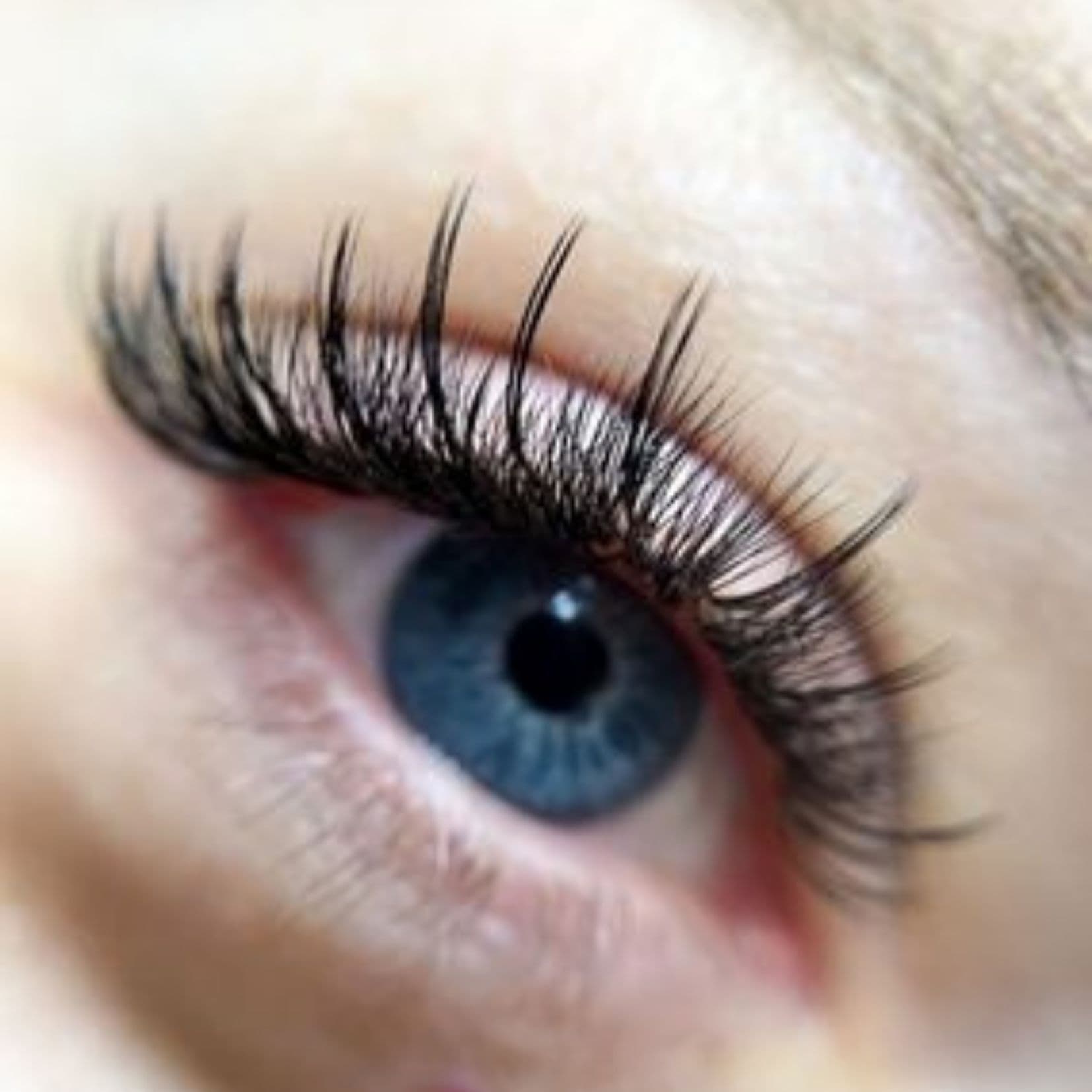 Illustration Formation Extensions de Cils: Volume Russe & Effets Creatifs